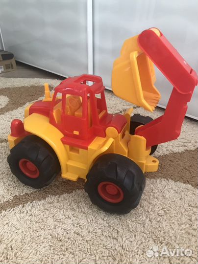 Экскаватор большой с ковшом