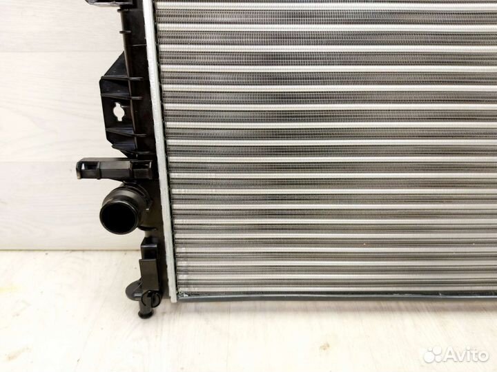 Радиатор охлаждения Volvo XC70 2007-2016