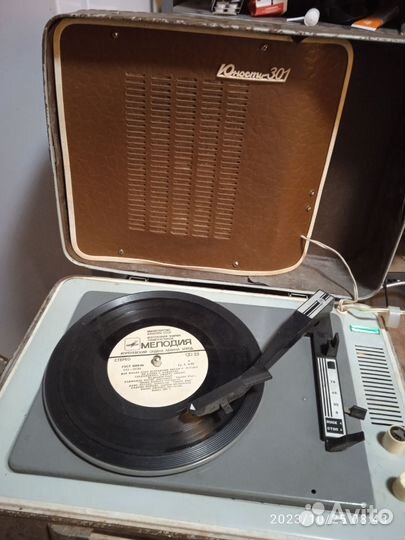 Проигрыватель винила времён СССР 