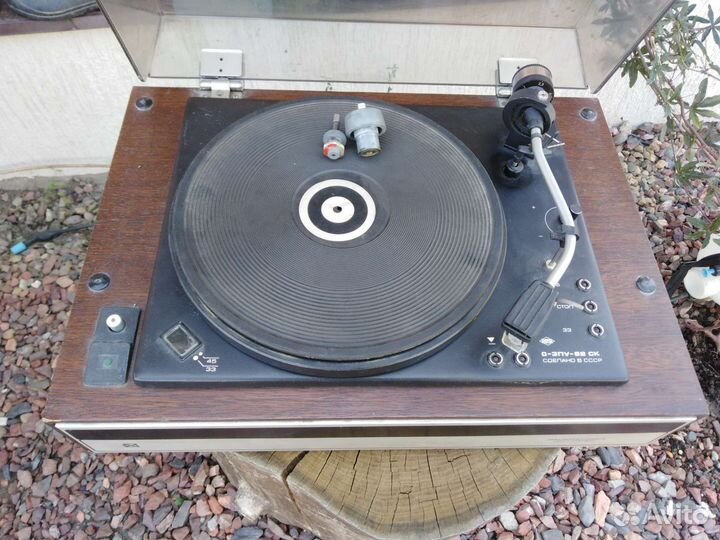 Проигрыватель винила радиотехника 001