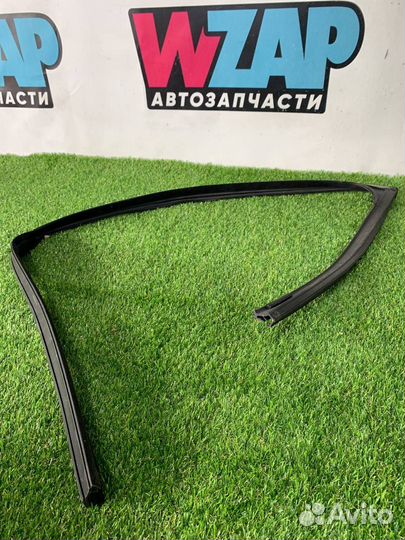 Уплотнитель стекла двери передний правый Jaguar