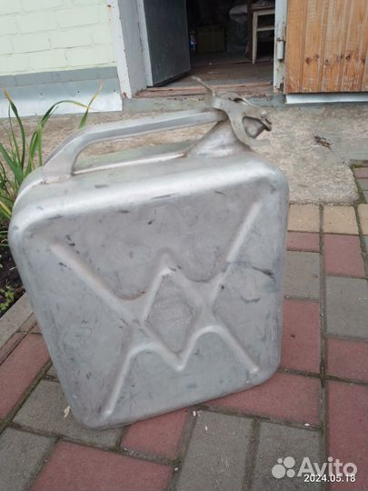 Канистра алюминиевая 20 литров и канистра металлич