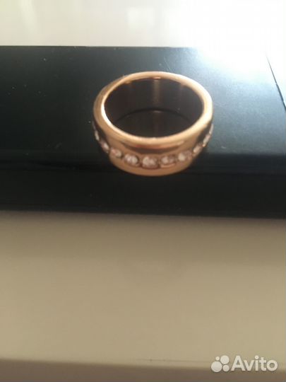 Кольцо новое со стразами