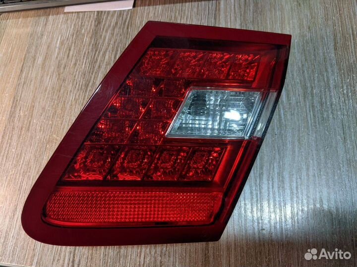 Фонарь крышки багажника правый Mercedes-Benz