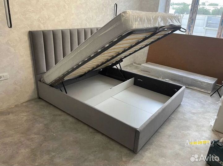Кровать двуспальная с подъемным механизмом
