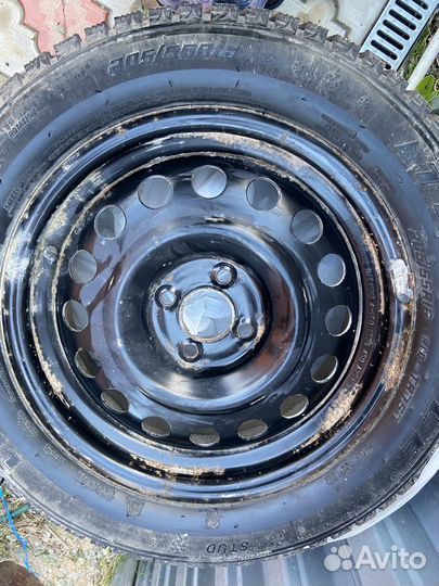 Продаю зимние резины, коврик, колпаки