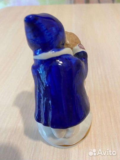 Фарфоровая статуэтка Городница