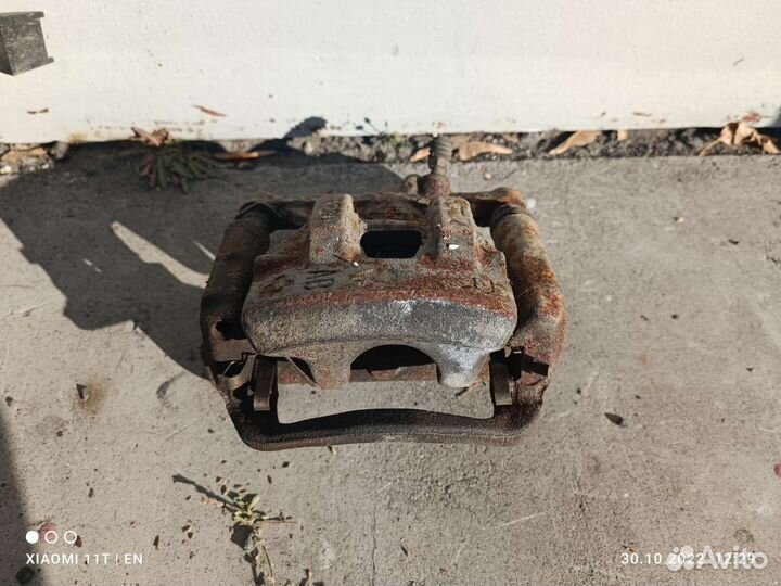 Задний правый суппорт JZX 90 Toyota Mark II