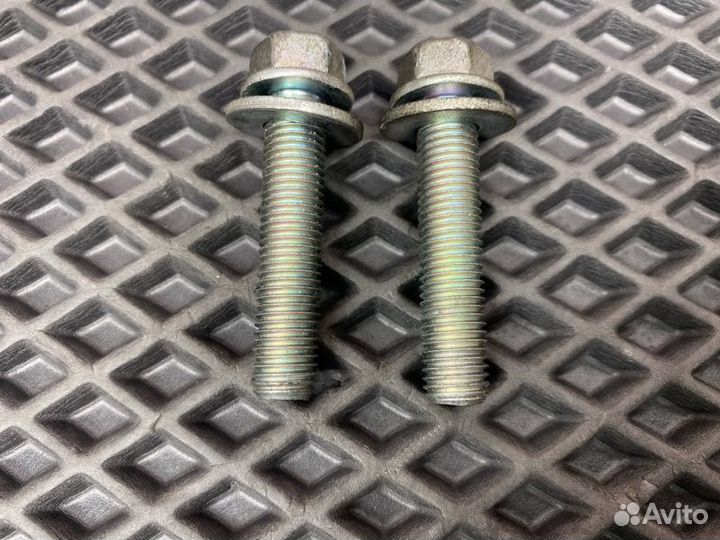 Болты кронштейна обводного ролика Honda Accord 8