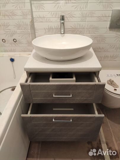 Подвесная тумба в ванную комнату