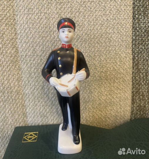 Фарфоровые статуэтки лфз СССР, суворовец