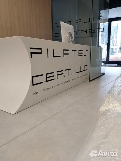 Оклейка виниловой плёнкой витрин, ресепшен