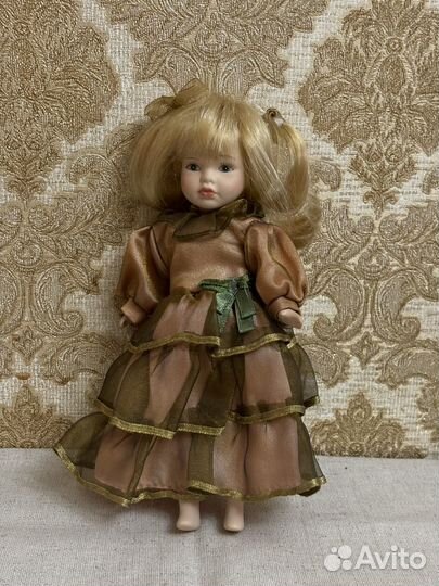 Фарфоровая кукла