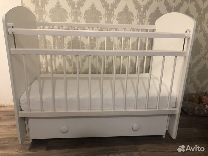 Кроватка детская с маятником