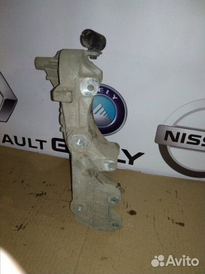 Кронштейн крепление навесного оборудования площадк