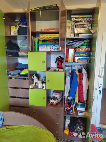 Детская кровать, шкаф и письменный стол