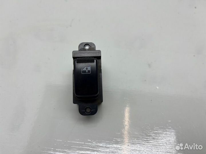 Кнопка стеклоподъемника Hyundai Sonata IV (EF)