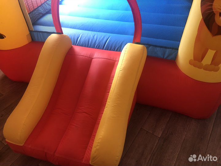 Надувной батут с горкой