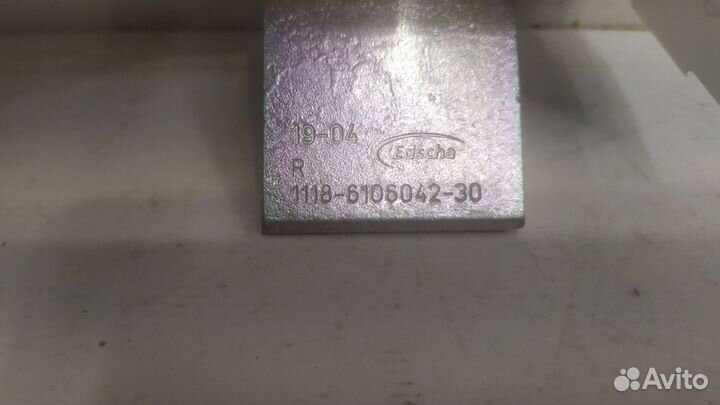 Петля двери передняя правая Лада Калина 1