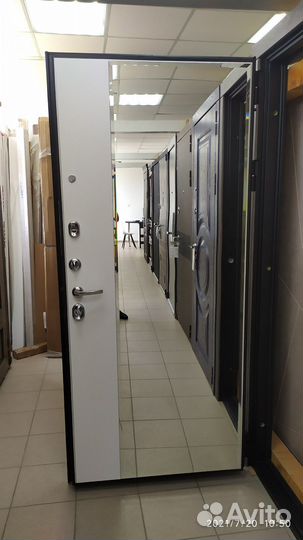 Дверь входная Бостон с зеркалом