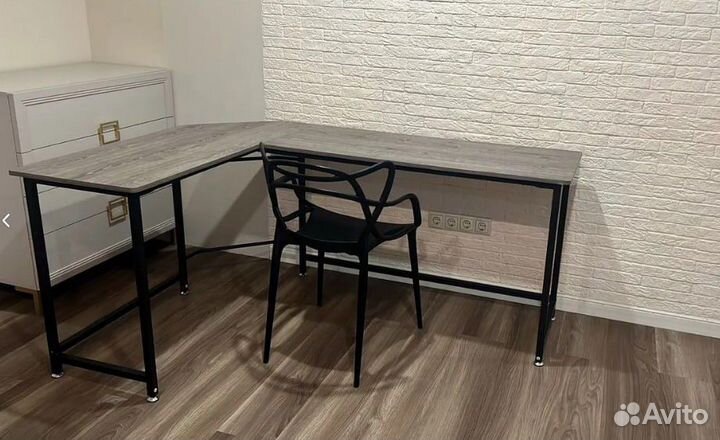 Письменный угловой стол с полками