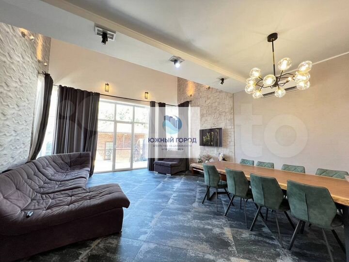 Дом 193,8 м² на участке 8 сот.