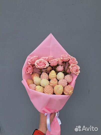 Букет из клубники в шоколаде и кустовых роз