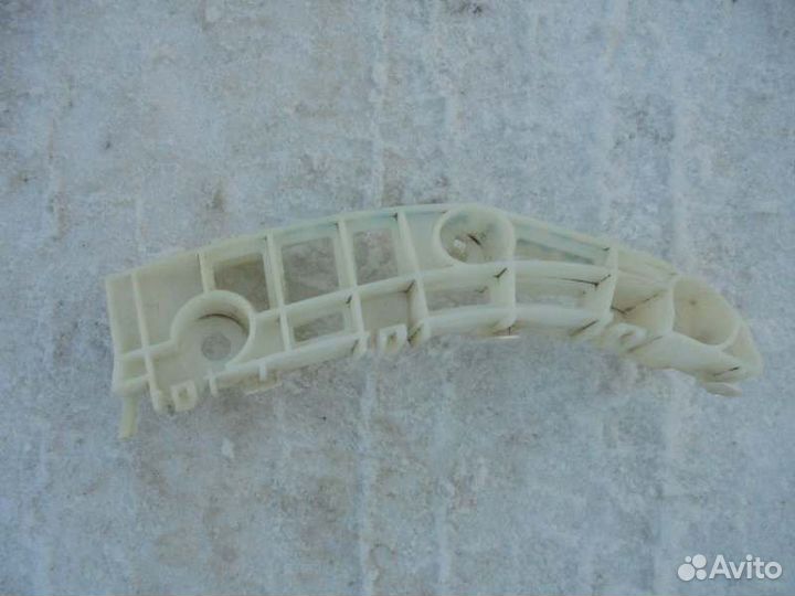 Крепление бампера переднее правое Mitsubishi