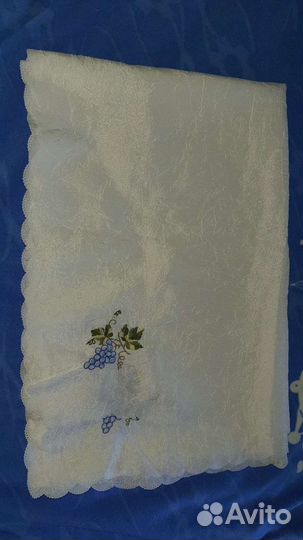 Два набора скатерти, салфетки, дорожки