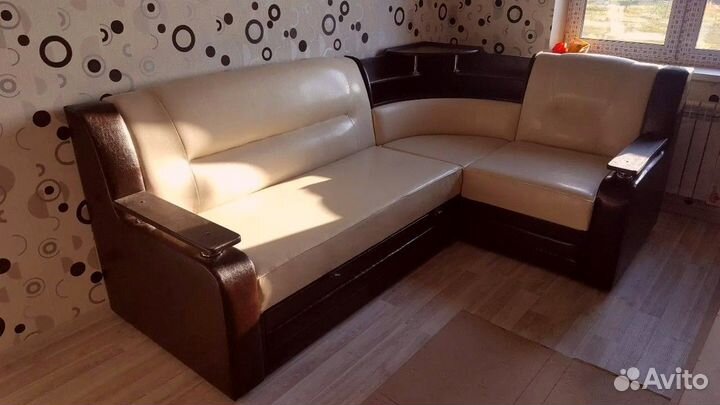 Угловой диван с баром