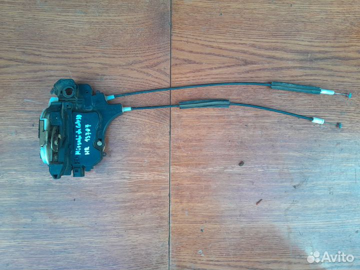 Замок двери задней правой Mitsubishi Colt 30