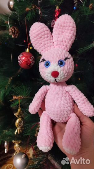Плюшевый заяц вязаный