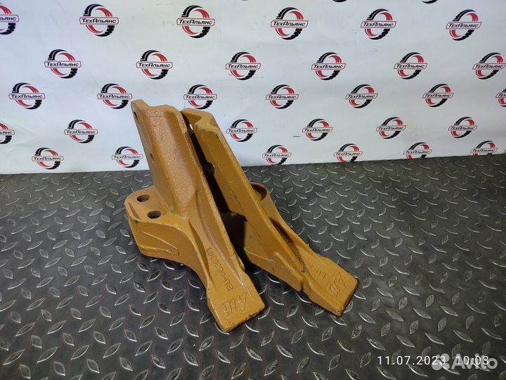 Зуб болтовой BU-O630303 боковой левый case 580