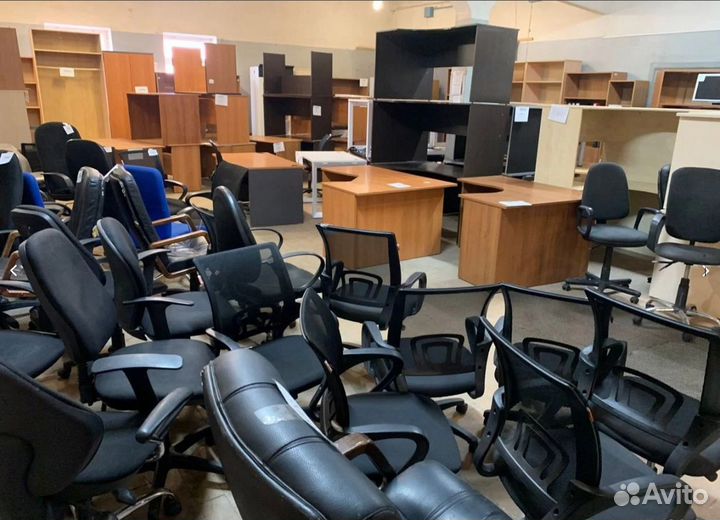 Офисная мебель столы тумбы кресла