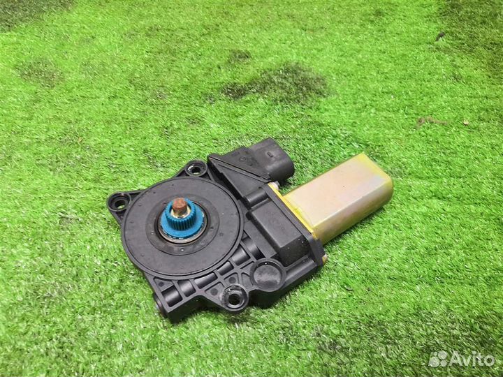 Моторчик стеклоподъемника задний правый BMW 3-сер