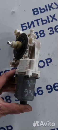 Моторчик стеклоподъёмника задняя левая на Dodge Ca