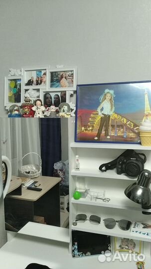 Косметический столик с зеркалом