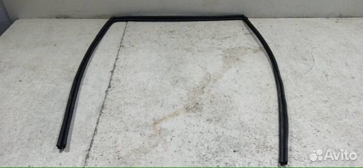 Уплотнитель стекла двери задний правый Toyota Land