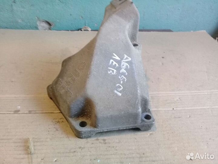 Кронштейн левый двигателя Audi A6 C5