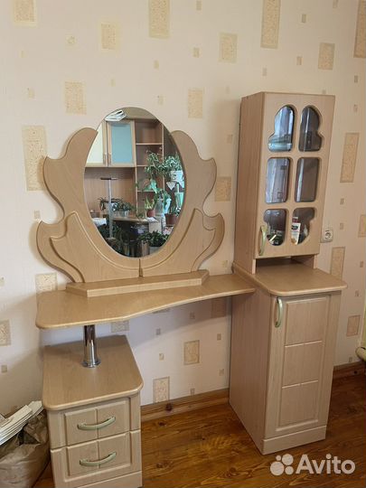 Комод с зеркалом