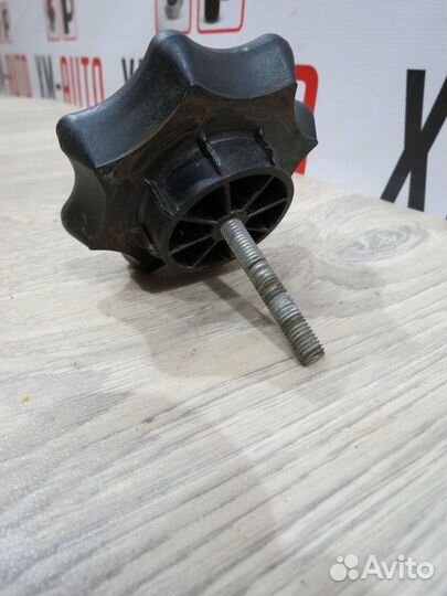 Крепление запасного колеса Skoda Rapid