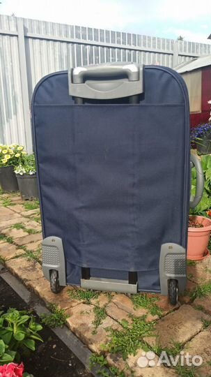 Продам чемодан на колесах