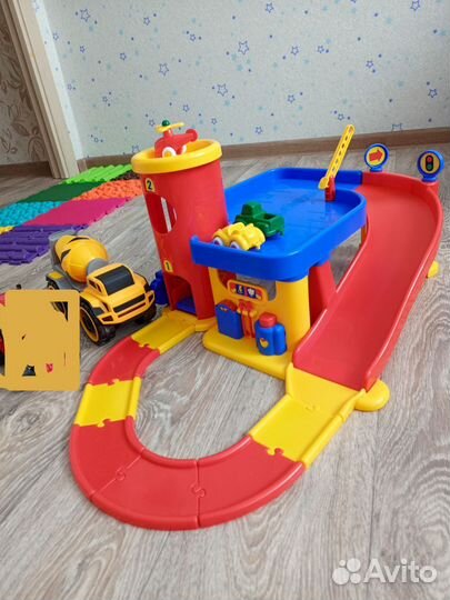 Продам игрушечную парковку