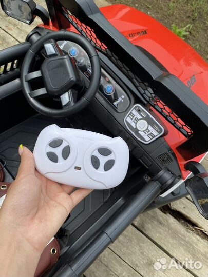 Детская машина на пульте управления