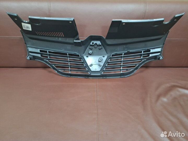 Решетка радиатора Renault Logan L8