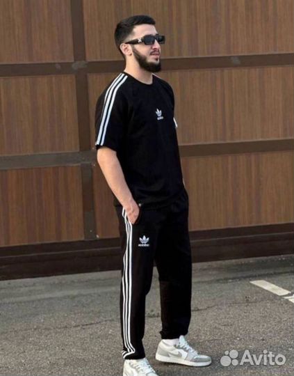 Спортивный мужской костюм адидас