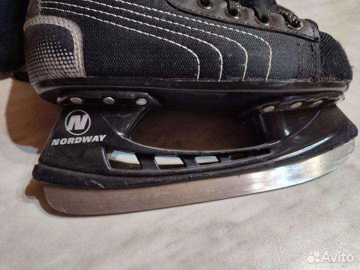 Коньки для мальчика 30,34 р-ры