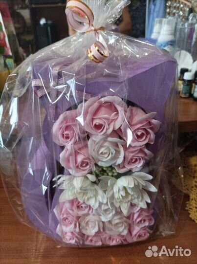 Подарок в форме кошки с мыльными розами