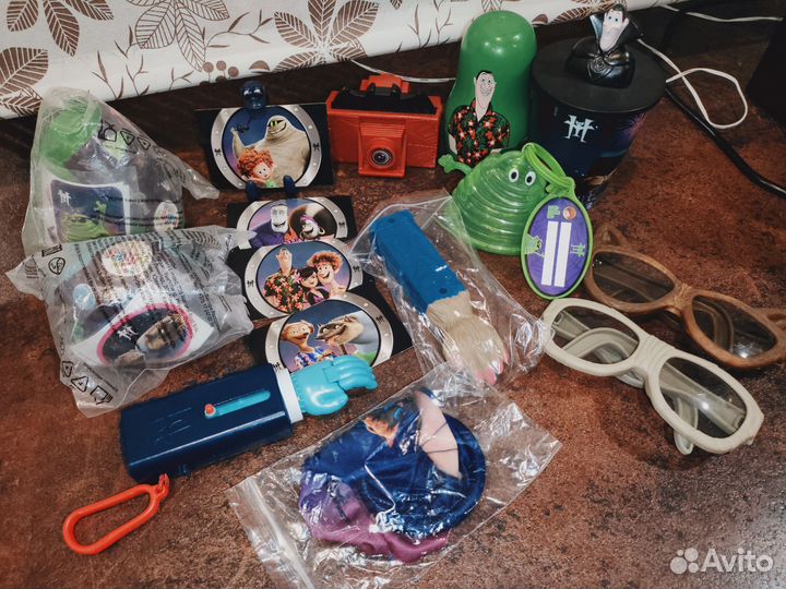 Игрушки из Макдональдс Монстры на каникулах