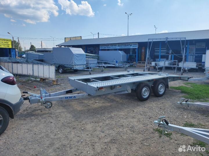 Прицеп-эвакуатор с платформой над колесами.Фаркоп